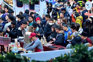 Fan hâm mộ đến từ Liêu Ninh: Tổng chi phí gần 8.000, ngồi xổm một ngày đến C-rô